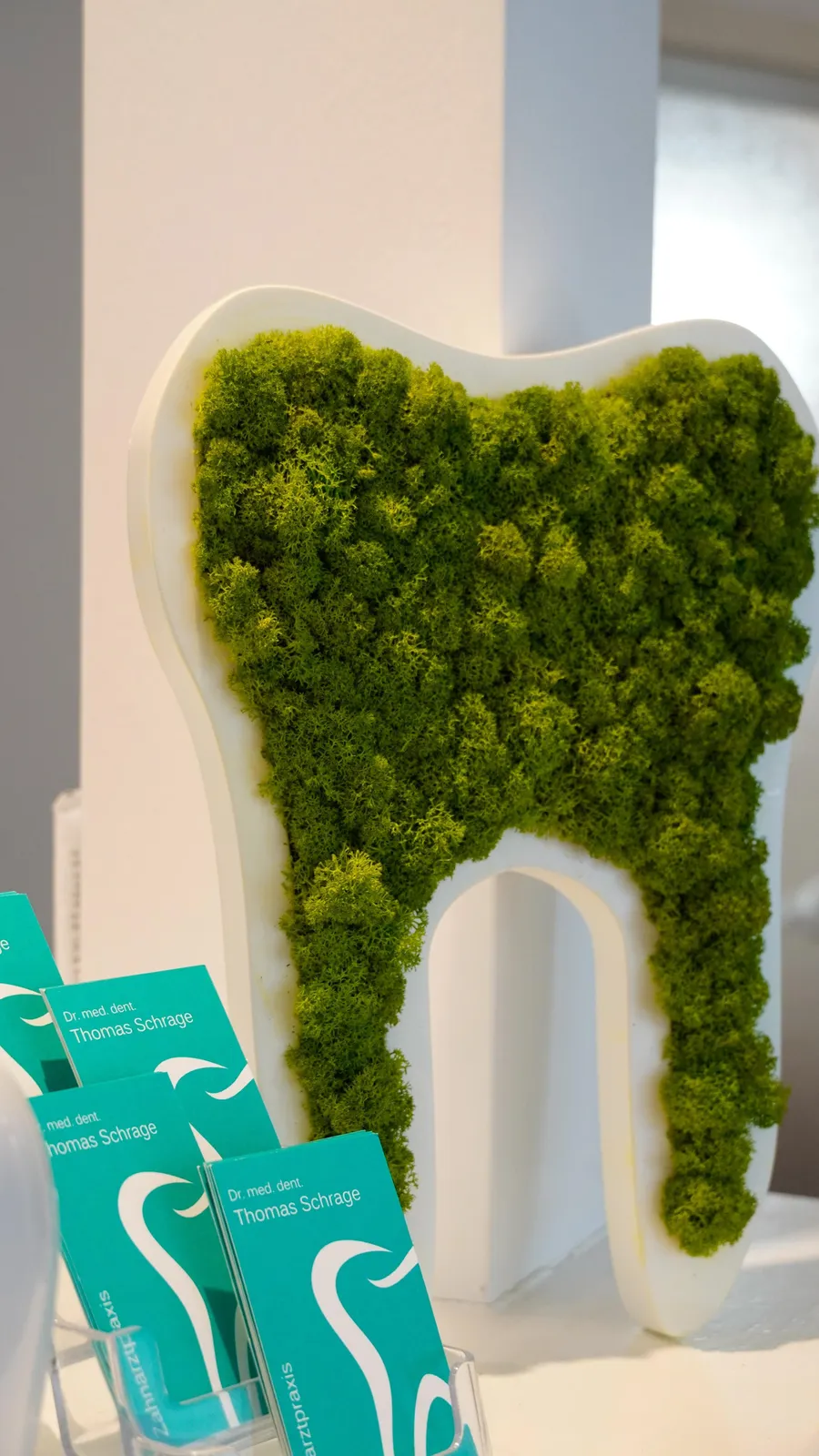 Mundspülbecken und Behandlungseinheit im Detail